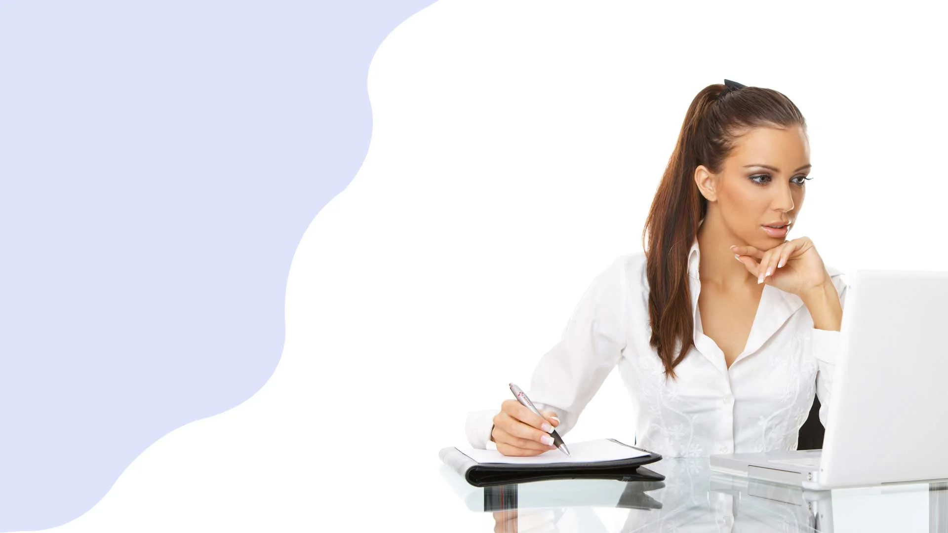 Mulher consultando as informações do BPO Financeiro